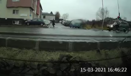 VIDEO. Momentul ACCIDENTULUI din Bună Ziua, surpins de o cameră video. Două tinere, lovite în plin pe trecerea de pietoni.